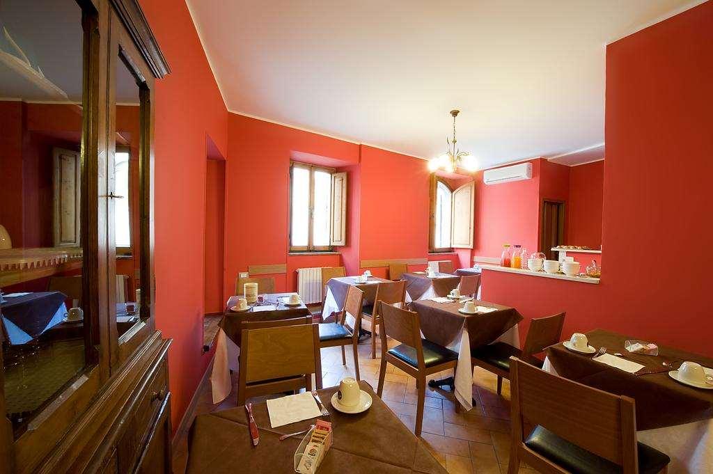 Hotel Properzio Ассизи Ресторан фото